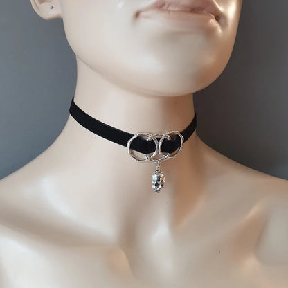 Gothic Choker aus schwarzem Samt mit Totenkopf Anhänger