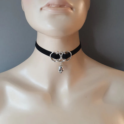 Gothic Choker aus schwarzem Samt mit Totenkopf Anhänger