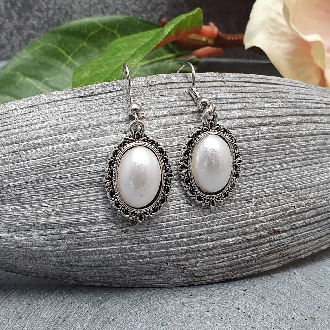 Ohrhänger, mit Cabochon, Perlweiss, Nostalgisch, Vintagelook