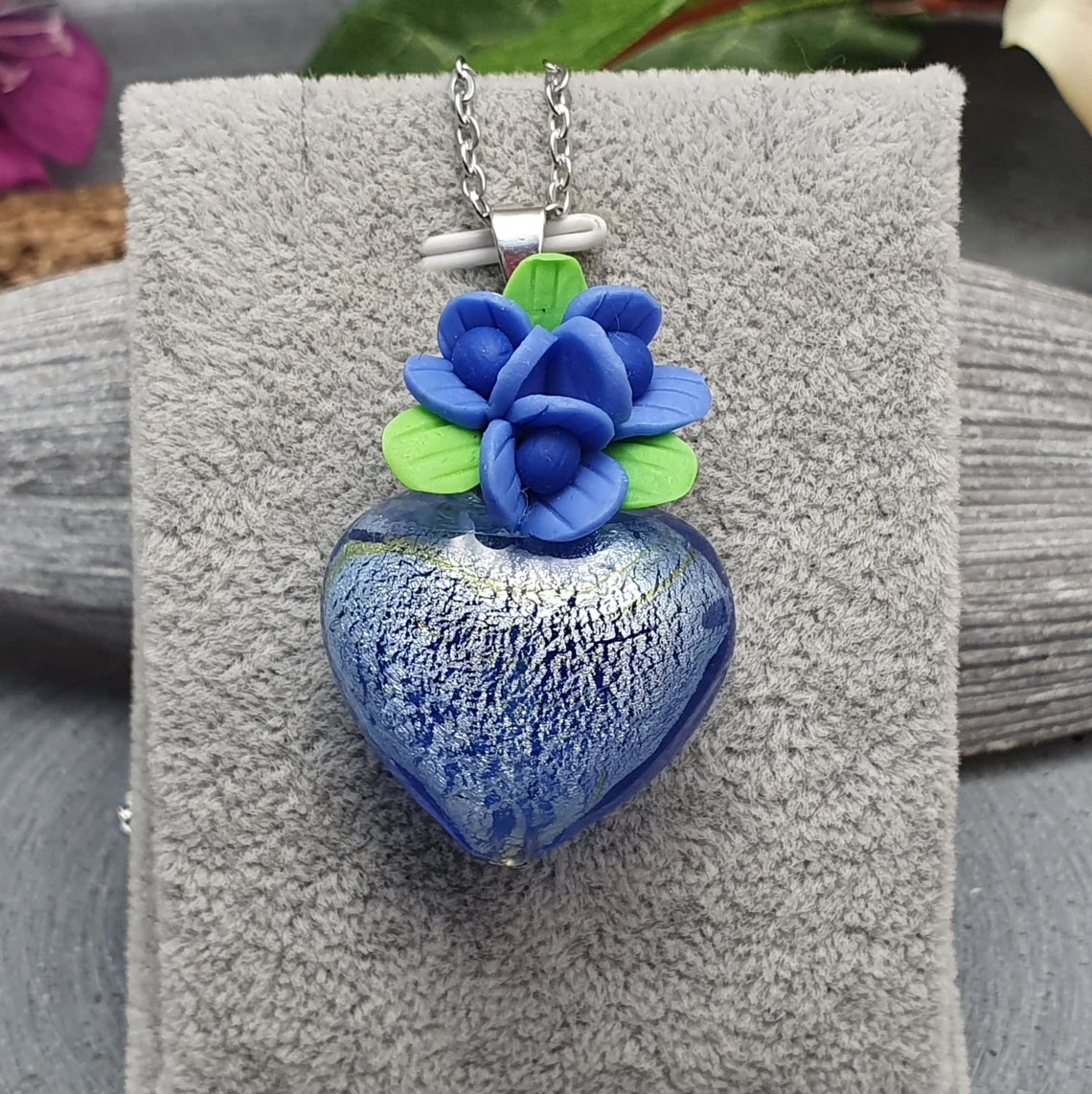 Anhänger blaues Herz aus Glas & Blume, Muranostil, an Edelstahlkette