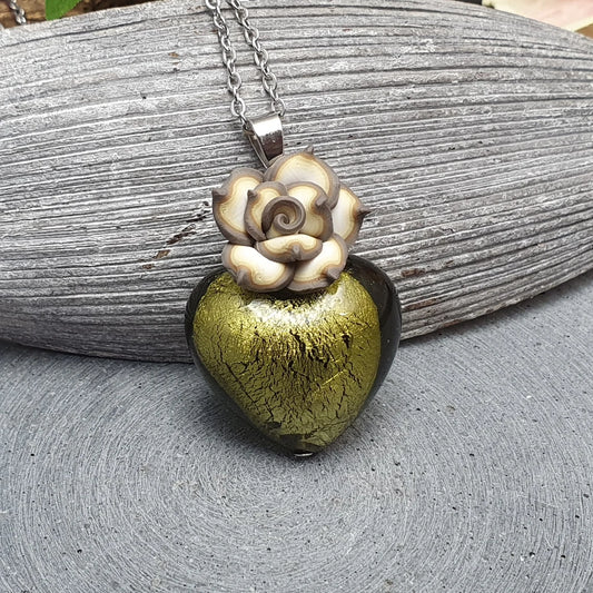 Kette, Edelstahl, mit Herz aus Glas & Blume, Muranostil, Olivgrün
