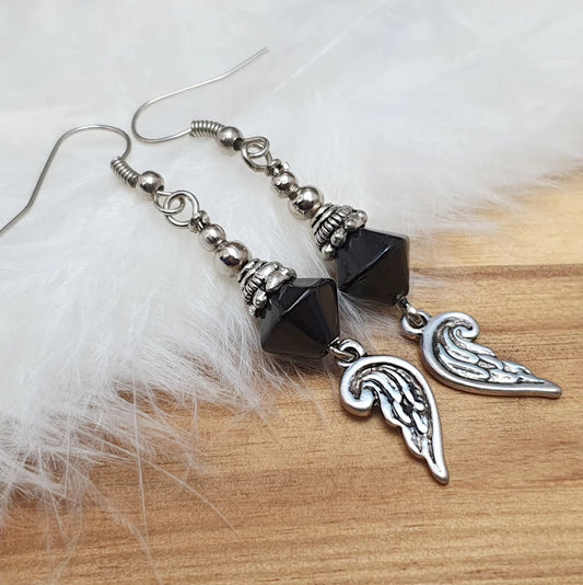 Kurze Ohrhänger ~Black Angel~ mit schwarzen Glasperlen und antik silberfarbigen Engelsflügel