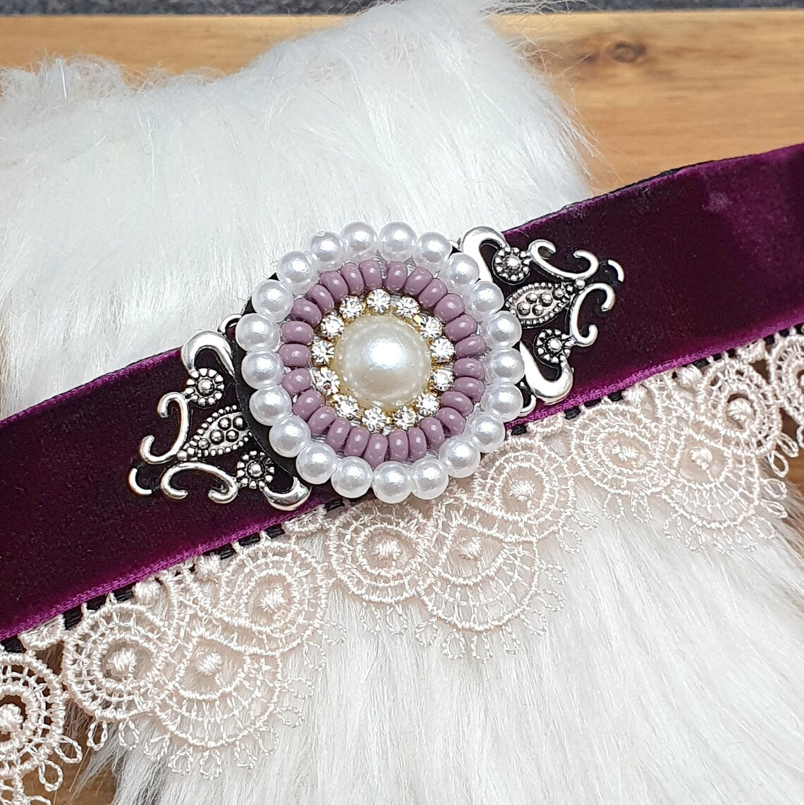 Choker violetter Samt mit Borte & handgefertigtem Zierteil