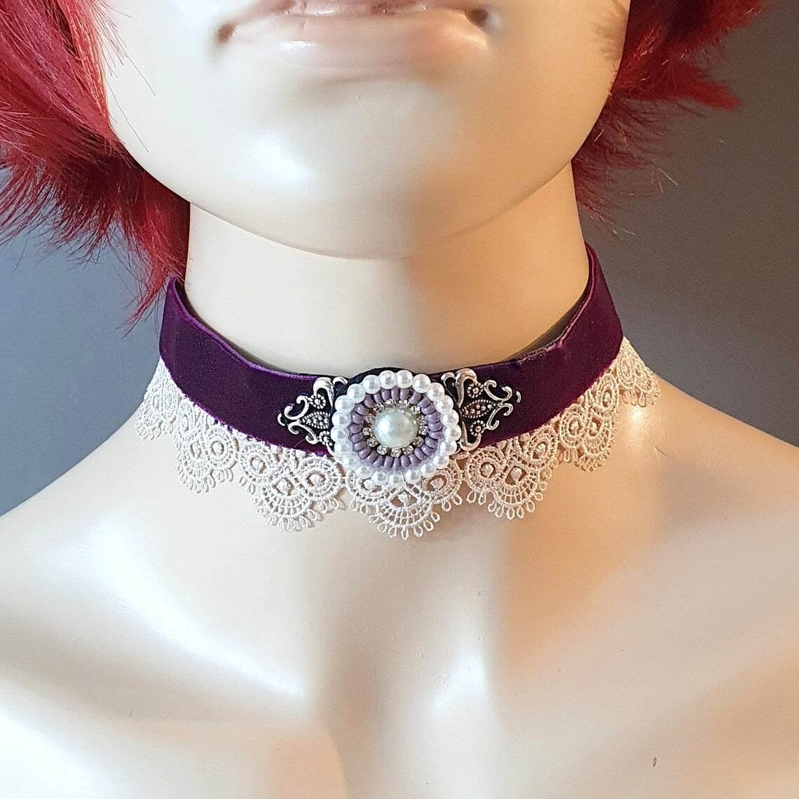 Choker violetter Samt mit Borte & handgefertigtem Zierteil