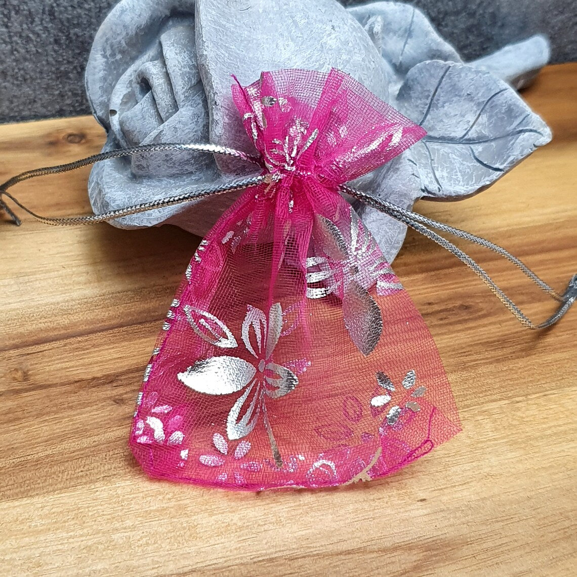 5 kleine Beutel aus pinkem Organza mit Blumenmotiv & Zugband, 7 x 9cm