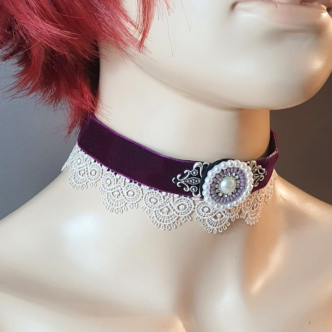 Choker violetter Samt mit Borte & handgefertigtem Zierteil