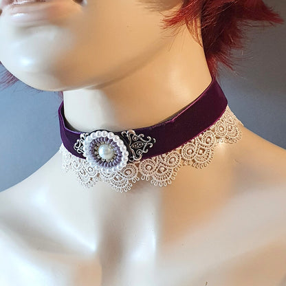 Choker violetter Samt mit Borte & handgefertigtem Zierteil