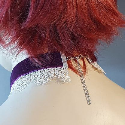 Choker violetter Samt mit Borte & handgefertigtem Zierteil