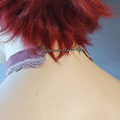 Choker aus mauvefarbigem Samt mit Borte & handgefertigtem Zierteil