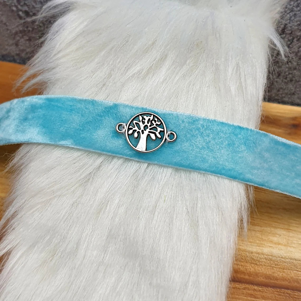 Choker,  Kropfband, aus hellblauem Samt mit Baum, Dirndlschmuck