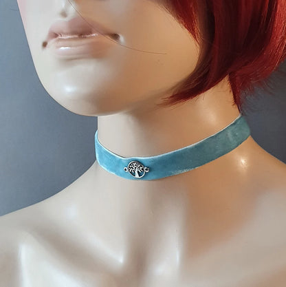 Choker,  Kropfband, aus hellblauem Samt mit Baum, Dirndlschmuck