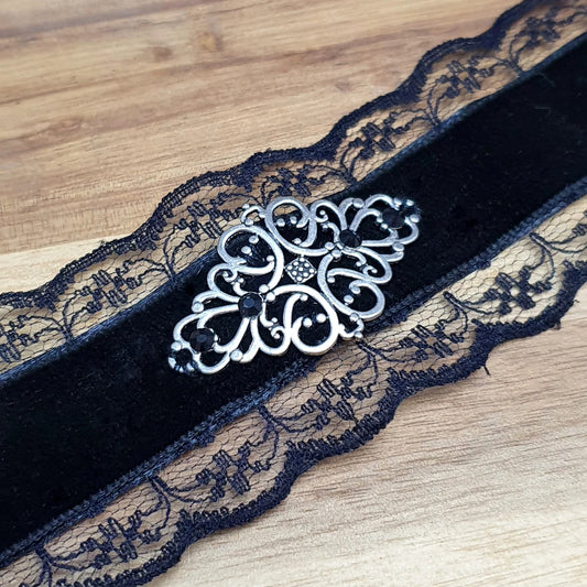 Romantisches Armband aus schwarzem Samt mit Spitze im Gothic-Stil
