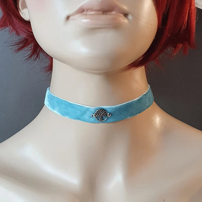 Choker,  Kropfband, aus hellblauem Samt mit Baum, Dirndlschmuck