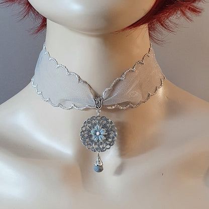 Grauer Tüll-Choker mit Mandala & Blume