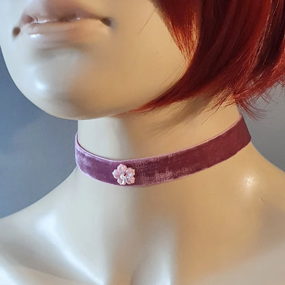 Choker mit kleine Blume, Samt, Pflaume, Halsband, Kropfband, Dirndlschmuck