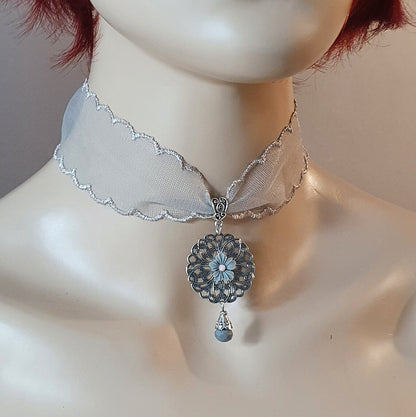 Grauer Tüll-Choker mit Mandala & Blume