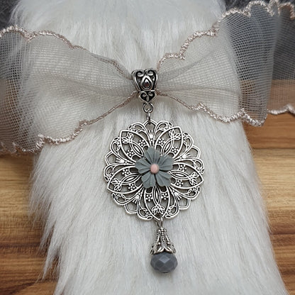 Grauer Tüll-Choker mit Mandala & Blume