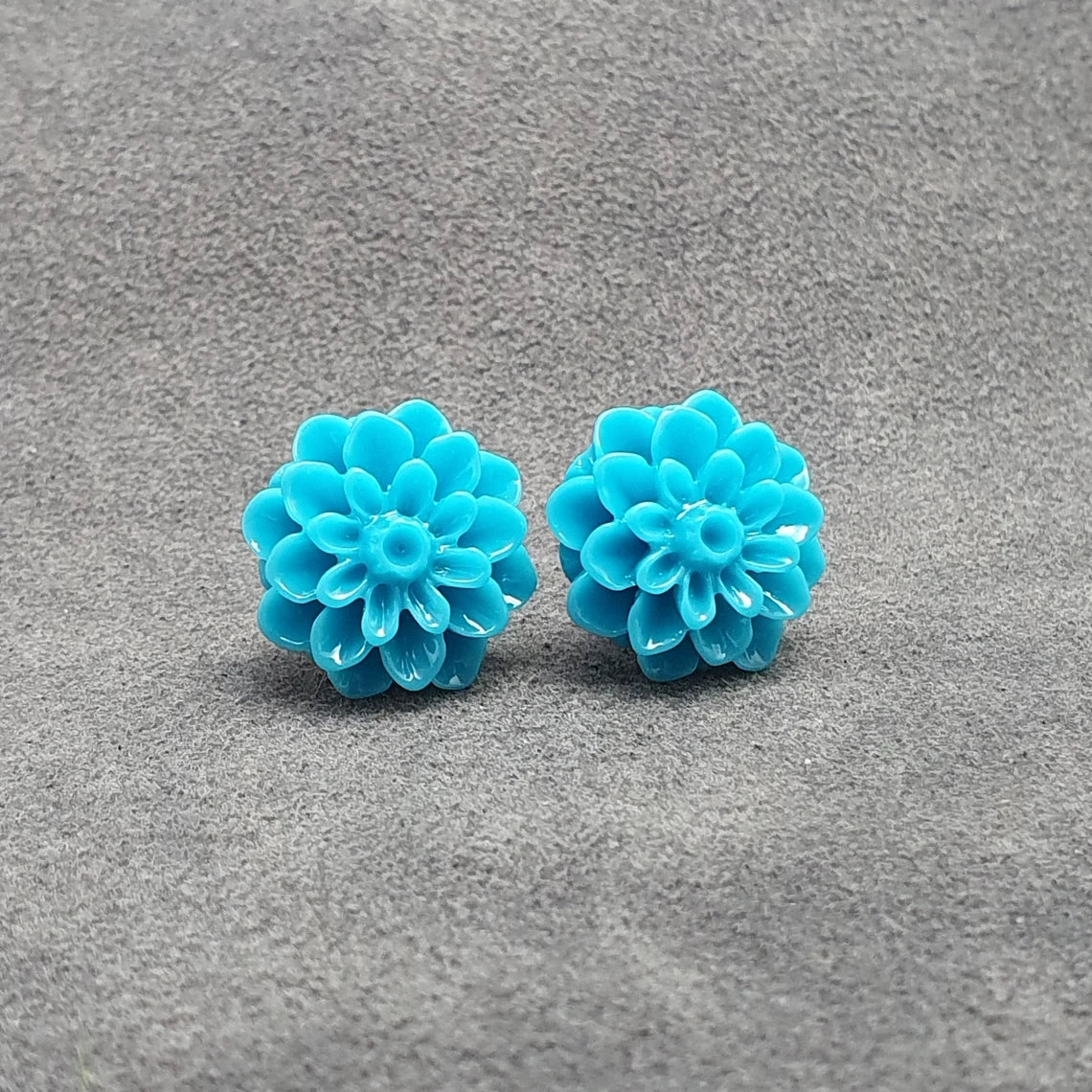 Ohrstecker türkisblaue Dahlienblüte aus Resin