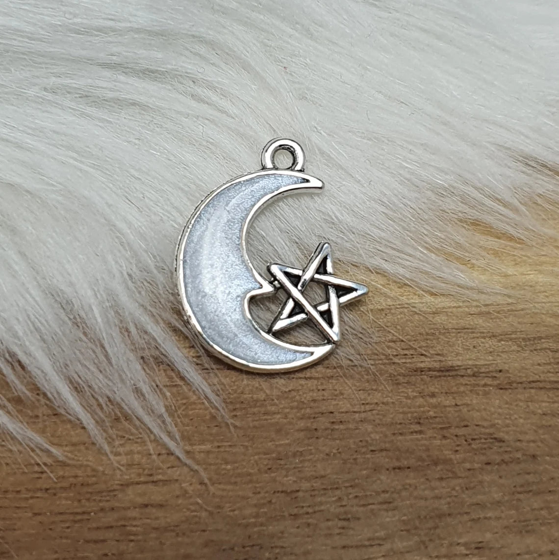 Handgemachter Chrams Anhänger Mond, Handbemalt mit Pentagramm, 20mm, in antik silberfarbig, weiß schimmernd