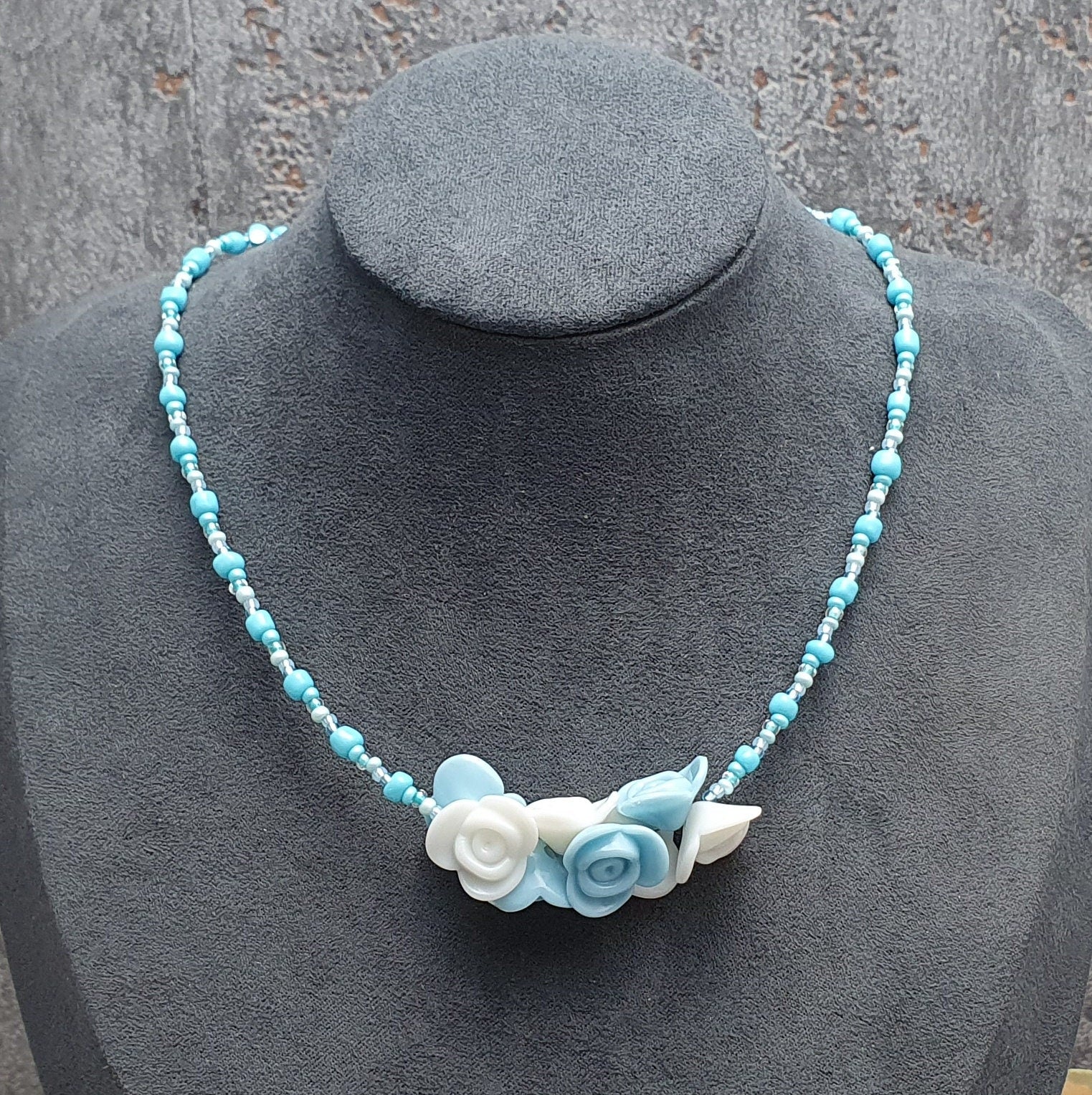 Choker in Türkisblau mit Rocailles, Delica, Rosen