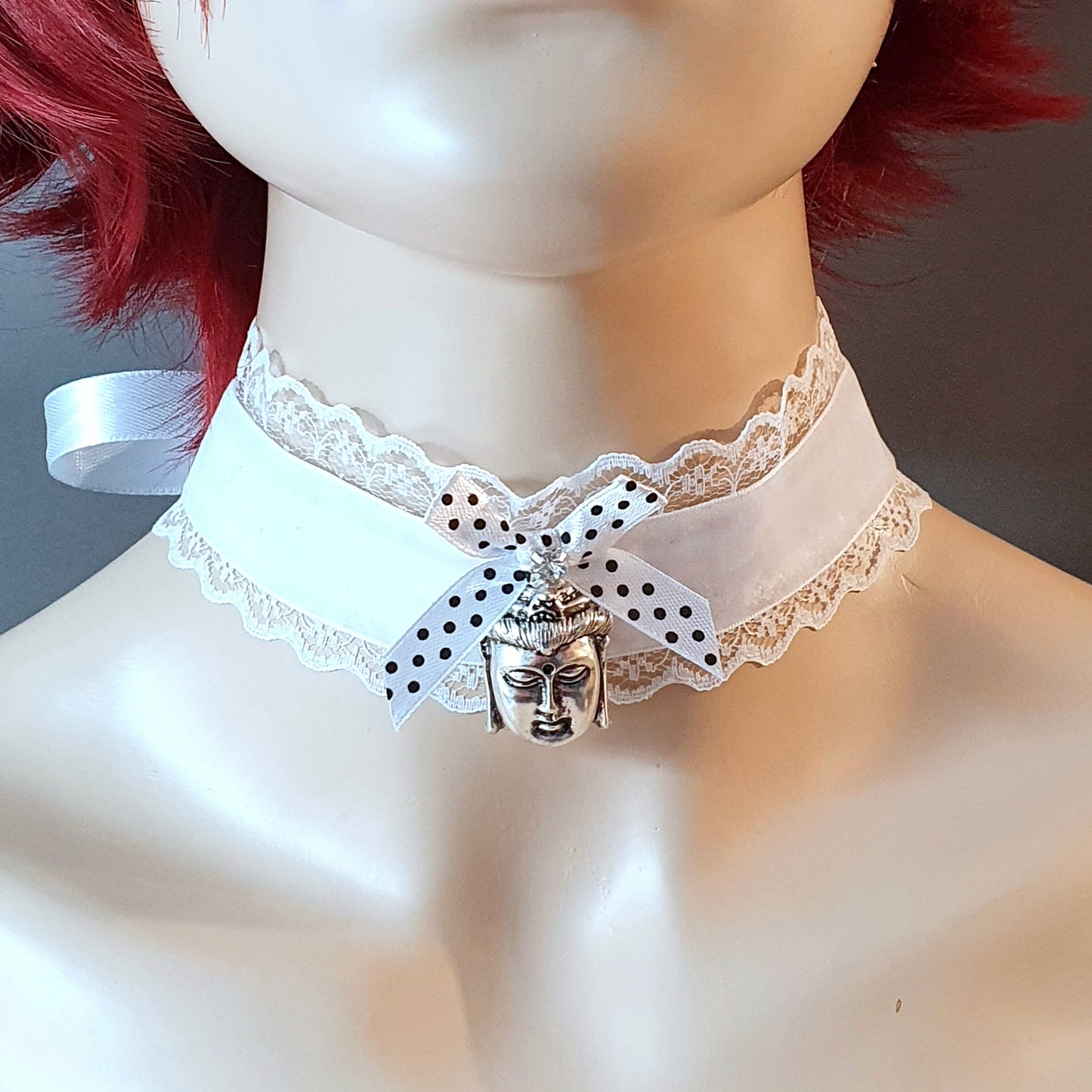 Choker aus weißem Samt mit Buddhakopf, mit Schleife & Borte, Unisize