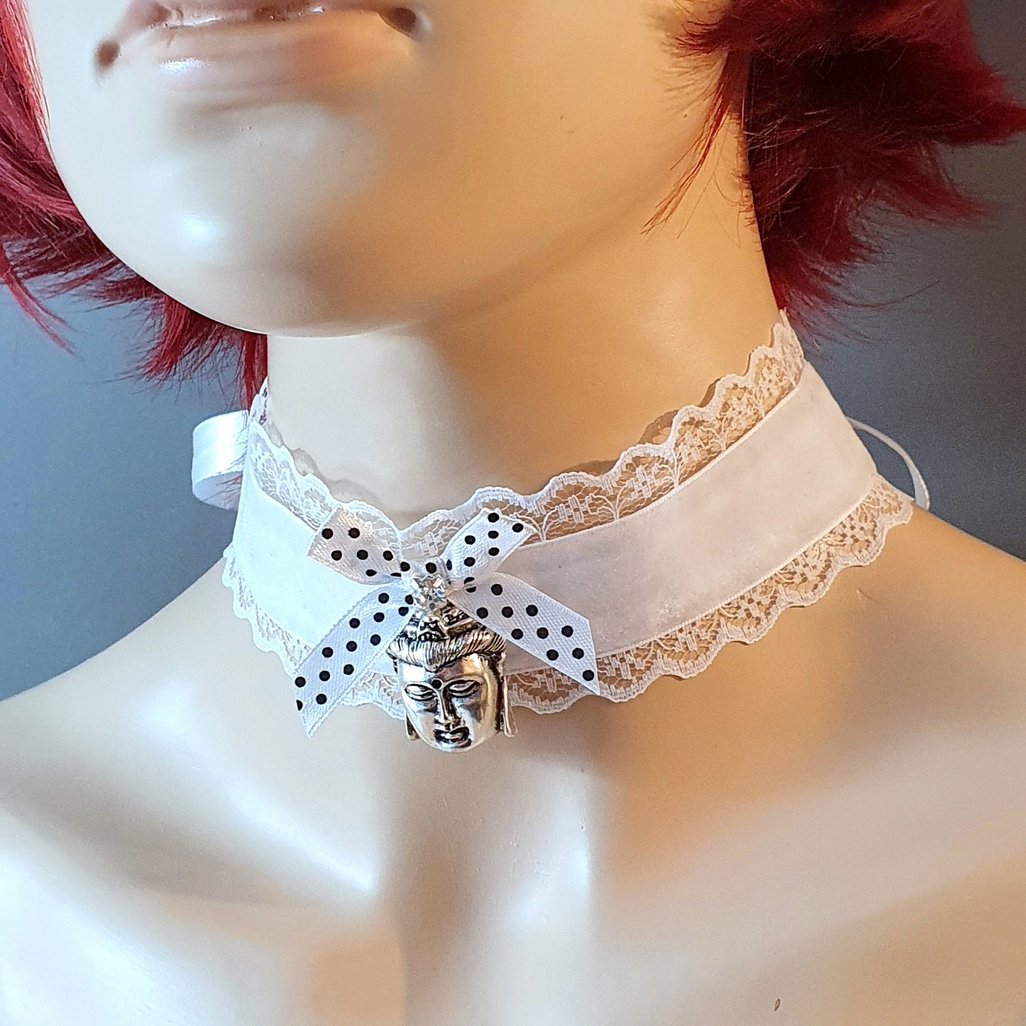 Choker aus weißem Samt mit Buddhakopf, mit Schleife & Borte, Unisize