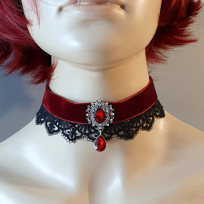 Choker aus dunkelrotem Samt mit Borte & Zierteil