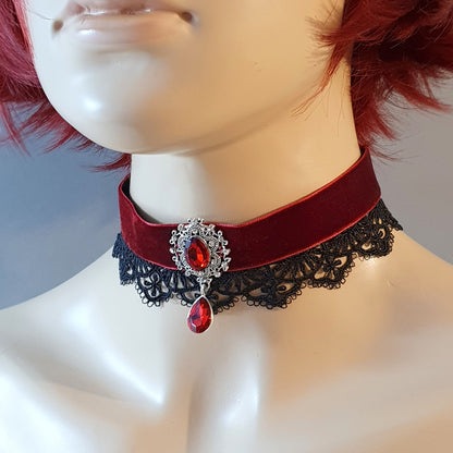 Choker aus dunkelrotem Samt mit Borte & Zierteil