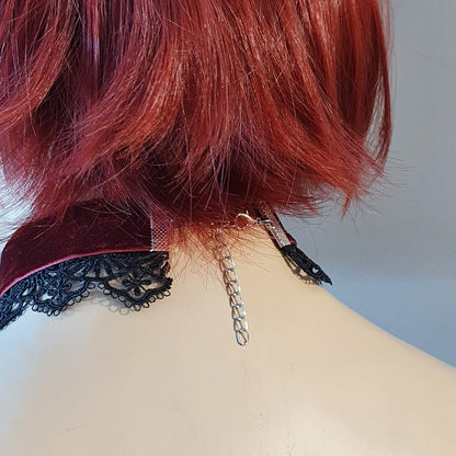 Choker aus dunkelrotem Samt mit Borte & Zierteil