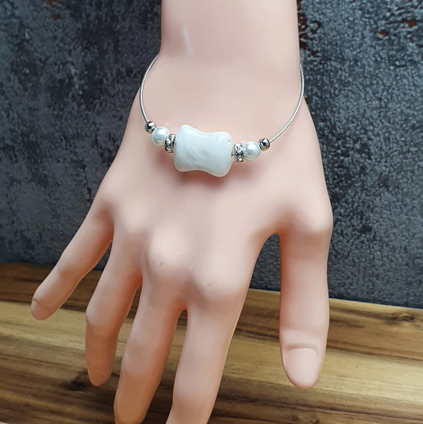 Armband mit weißer Glasperle, Kissen, Strassrondelle, Größenverstellbar