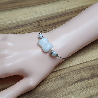 Armband mit weißer Glasperle, Kissen, Strassrondelle, Größenverstellbar