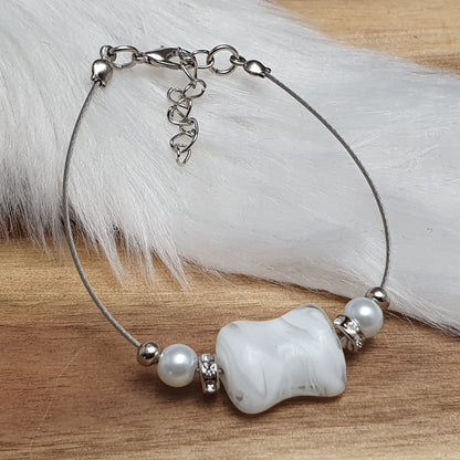 Armband mit weißer Glasperle, Kissen, Strassrondelle, Größenverstellbar