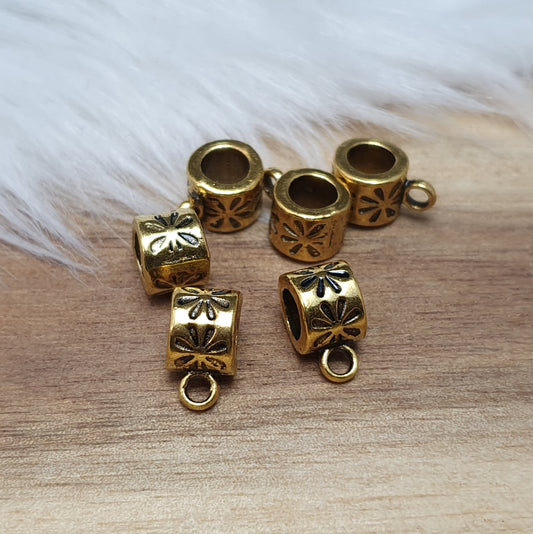 Das Bild zeigt 12 antik goldfarbene Metallperlen mit integrierter Anhängeröse. Die runden Perlen haben eine glatte Oberfläche und eine Öffnung zum einfachen Auffädeln auf Ketten oder Armbänder. Die fest angebrachte Öse ermöglicht das Befestigen von Anhängern für individuelle Schmuckdesigns.