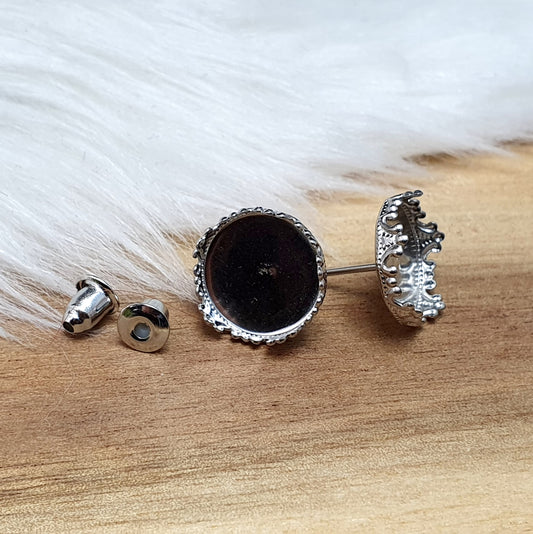 Das Bild zeigt Ohrstecker mit Klebewanne aus 304 Edelstahl, für 12mm Cabochons in der Farbe silber, mit Designrand.