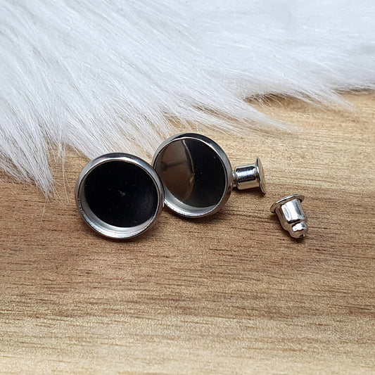 Das Bild zeigt Ohrstecker mit runder Klebewanne aus 304 Edelstahl, passend für 10mm Cabochons  in silberfarbig